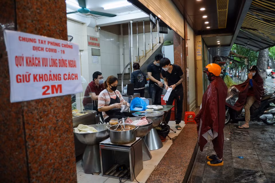 Hầu hết các cửa hàng trên phố đều thực hiện nghiêm quy định của Hà Nội về phòng chống dịch. (Ảnh: Minh Sơn/Vietnam+)