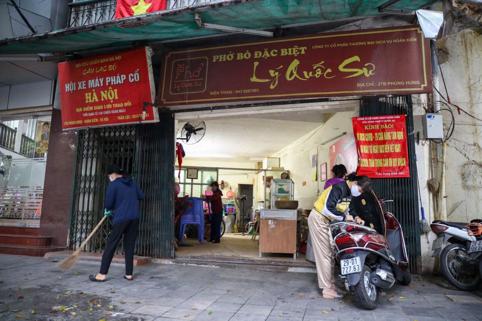 Cửa hàng phở Lý Quốc Sư trên phố Phùng Hưng vẫn chưa mở hàng. Chủ cửa hàng cho hay, cửa hàng đang dọn dẹp và chuẩn bị đồ, phải đến ngày 24/4 mới có thể chính thức đón khách. (Ảnh: Minh Sơn/Vietnam+)