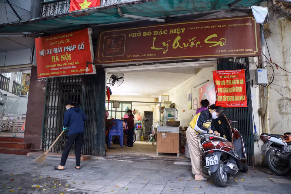 Cửa hàng phở Lý Quốc Sư trên phố Phùng Hưng vẫn chưa mở hàng. Chủ cửa hàng cho hay, cửa hàng đang dọn dẹp và chuẩn bị đồ, phải đến ngày 24/4 mới có thể chính thức đón khách. (Ảnh: Minh Sơn/Vietnam+)