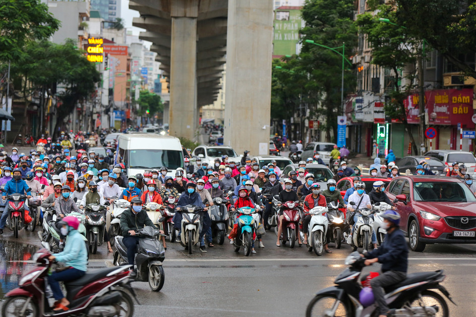 Sáng 23/4, ngày đầu tiên khi được nới lỏng lệnh cách ly xã hội, Hà Nội bắt đầu nhộn nhịp trở lại. (Ảnh: Minh Sơn/Vietnam+)