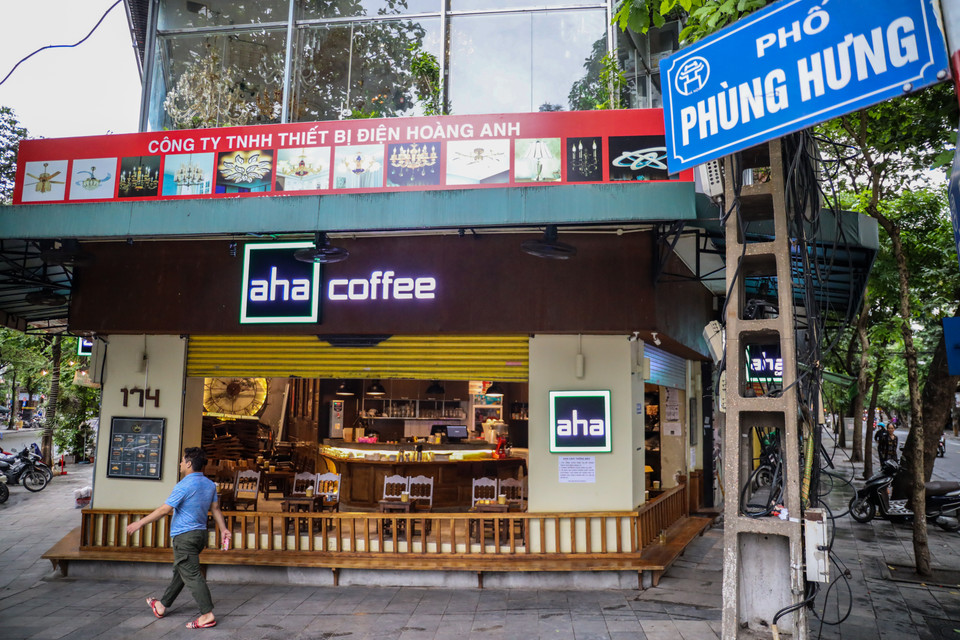 Các cửa hàng cà phê rục rịch mở cửa đón khách trở lại, tuy nhiên lượng khách vẫn chưa đông như mọi ngày. (Ảnh: Minh Sơn/Vietnam+)