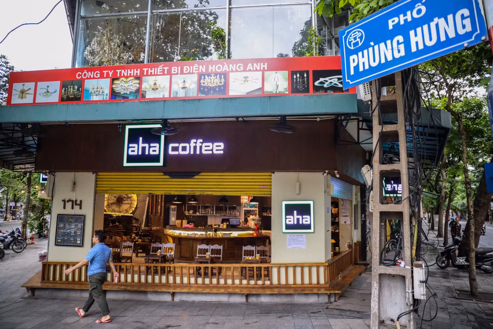 Các cửa hàng cà phê rục rịch mở cửa đón khách trở lại, tuy nhiên lượng khách vẫn chưa đông như mọi ngày. (Ảnh: Minh Sơn/Vietnam+)