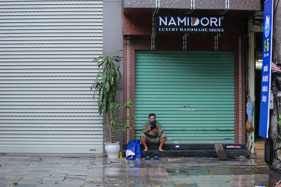 Nhiều cửa hàng trên phố vẫn chưa có dấu hiệu hoạt động trở lại. (Ảnh: Minh Sơn/Vietnam+)