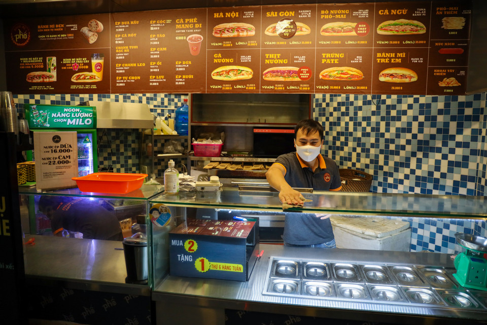 Anh Văn Tiến Anh, nhân viên tại một cửa hàng trên phố Hàng Bông cho hay, cửa hàng bắt đầu mở từ 6 giờ sáng để đón khách. (Ảnh: Minh Sơn/Vietnam+)