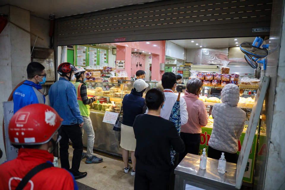 Một cửa hàng bánh mỳ nổi tiếng trên đường Kim Mã mở cửa rất sớm. Rất nhiều người dân xếp hàng mua bánh mỳ mang về. (Ảnh: Minh Sơn/Vietnam+)