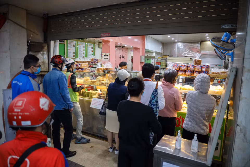 Một cửa hàng bánh mỳ nổi tiếng trên đường Kim Mã mở cửa rất sớm. Rất nhiều người dân xếp hàng mua bánh mỳ mang về. (Ảnh: Minh Sơn/Vietnam+)
