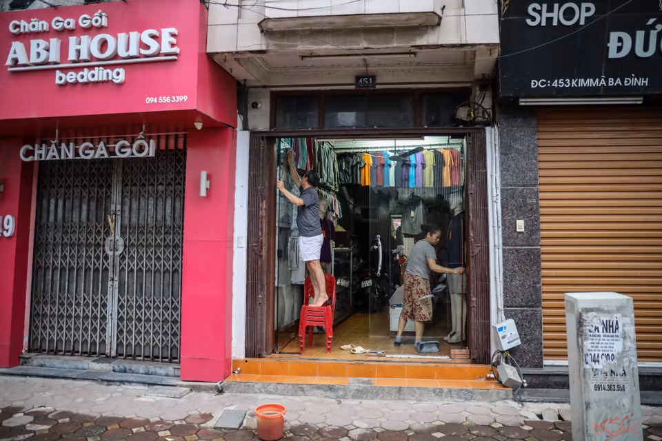 Đây cũng là ngày đầu tiên các cửa hàng không phải thiết yếu được phép mở cửa hoạt động trở lại. (Ảnh: Minh Sơn/Vietnam+)