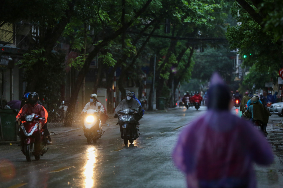 Các tuyến phố bắt đầu trở nên đông đúc hơn so với mọi ngày. (Ảnh: Minh Sơn/Vietnam+)