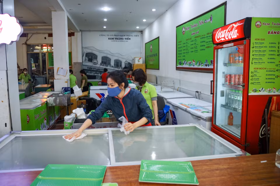 Tuy nhiên các hoạt động quán bar, nhà hàng, trò chơi điện tử, các hoạt động tập trung đông người… vẫn cấm. (Ảnh: Minh Sơn/Vietnam+)