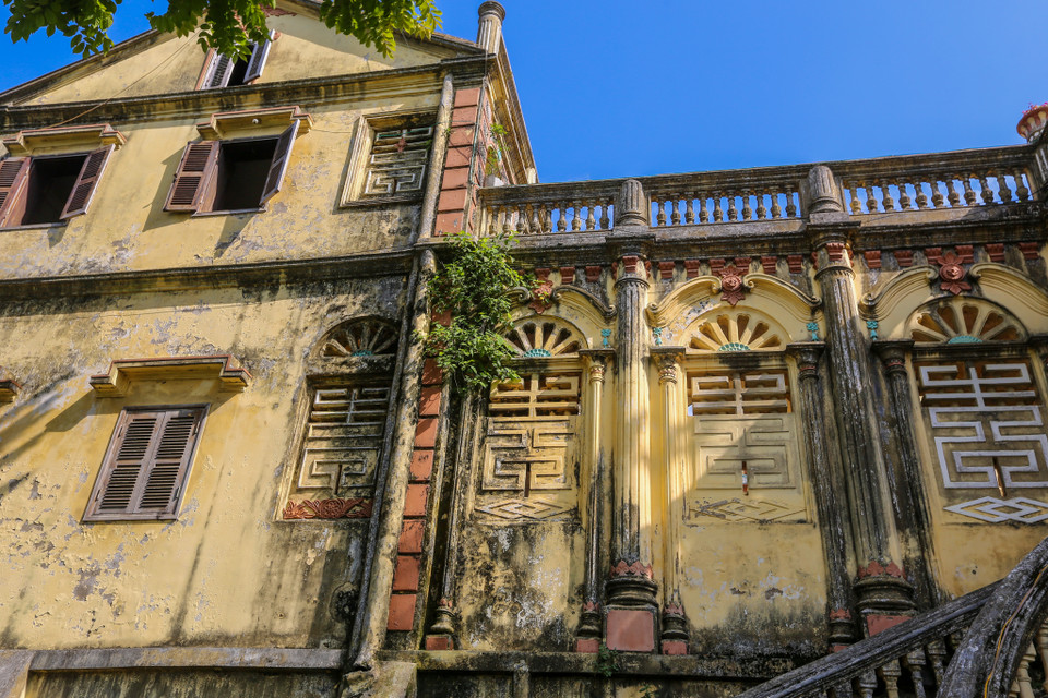 Mặt chính dinh thự được trang trí bằng nhiều họa tiết công phu. (Ảnh: Minh Sơn/Vietnam+)