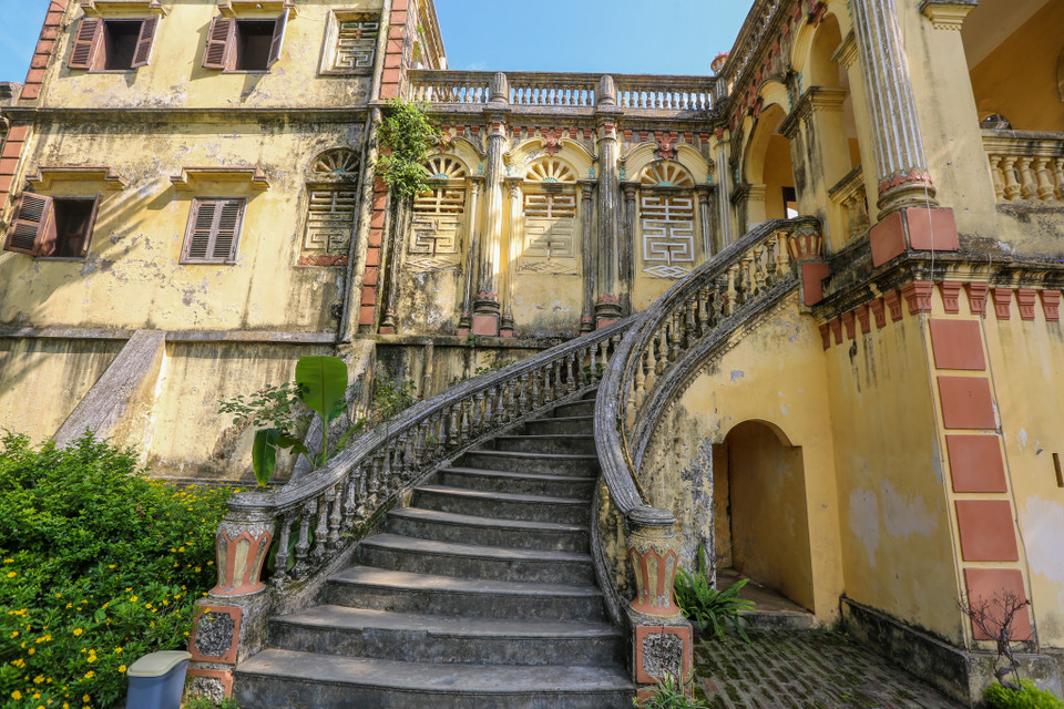 Bốn gian hai bên phải trái của cả hai tầng là nơi sinh hoạt gia đình. Gian giữa cả hai tầng dùng làm nơi hội họp. (Ảnh: Minh Sơn/Vietnam+)