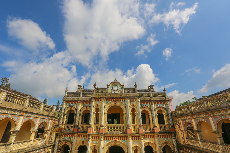 Nhà chính Dinh thự lùi sâu vào bên trong, hai bên tả, hữu là nhà phụ, trước là bức bình phong, giữa là sân trời. (Ảnh: Minh Sơn/Vietnam+)