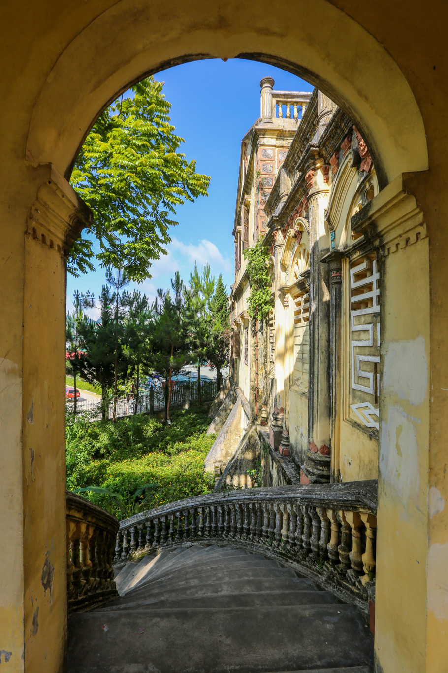 Ngôi dinh thự được xây dựng với sự kết hợp của hai nhà kiến trúc sư đến từ hai nền văn hóa khác nhau. Cũng chính vì vậy mà khu dinh thự Hoàng A Tưởng mang kiến trúc Á-Âu nổi bật. (Ảnh: Minh Sơn/Vietnam+)