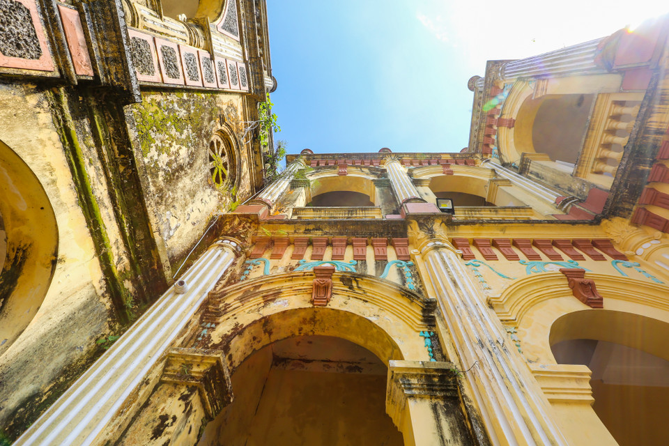 Nhà chính gồm hai tầng với diện tích lên đến 420m2, với những khung cửa dạng vòm-điểm đặc trưng của lối kiến trúc châu Âu. 