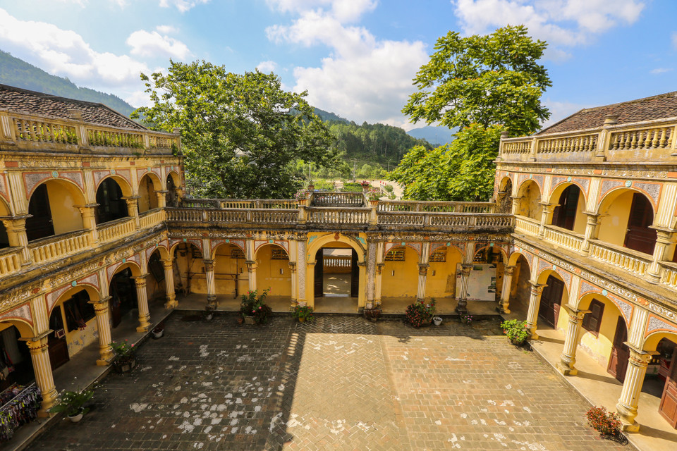 Mỗi một dãy đều có hai tầng nhưng thấp hơn khu nhà chính, với mỗi tầng lại chia làm 3 gian là phòng ăn, phòng khách và phòng ngủ của 3 người vợ của ông Hoàng Yến Tchao, 2 bà vợ của ông Hoàng A Tưởng, 2 vị cố vấn người nước ngoài. (Ảnh: Minh Sơn/Vietnam+)