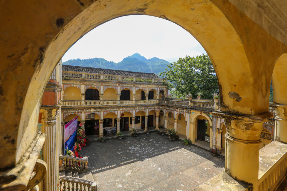 Hai bên của ngôi nhà là hai dãy nhà nằm ngang với bố cục giống nhau, gần như đối xứng nhau. (Ảnh: Minh Sơn/Vietnam+)