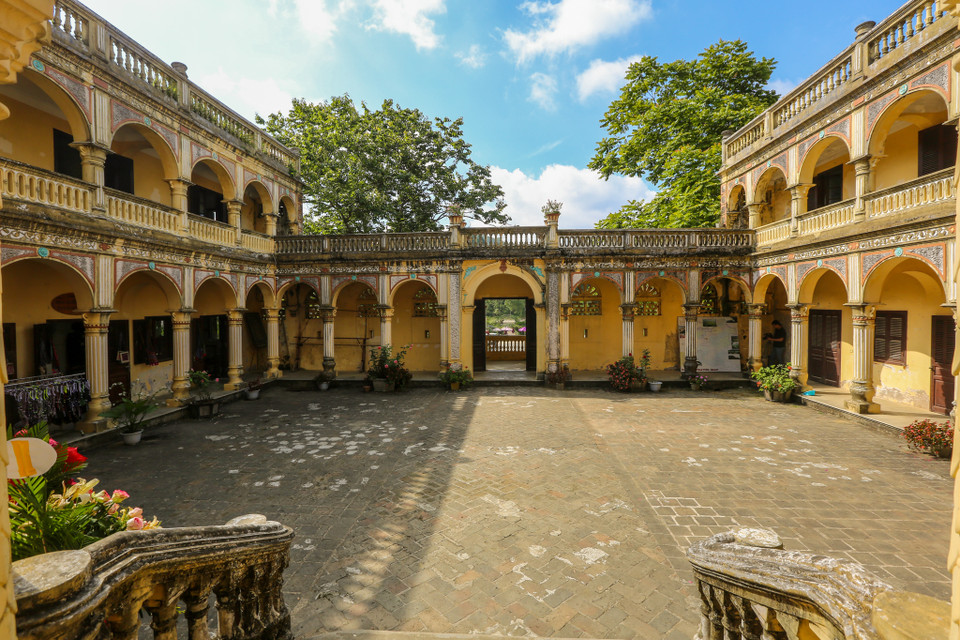 Để đặt chân được đến những phòng phía trong dinh thự, khách du lịch phải đi theo lối cầu thang từ hai bên sau đó là phòng chờ. Tiếp đó bạn sẽ thấy một khoảng sân khá rộng rãi là nơi để làm những thủ tục, lễ lạc hoặc tổ chức vui chơi, múa hát khi có hội họp. (Ảnh: Minh Sơn/Vietnam+)