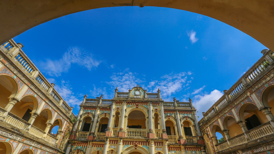 Để xây dựng được một lâu đài bề thế, Hoàng YếnTchao đã mời thầy địa lý chọn đất, hướng nhà với hai kiến trúc sư người Pháp và Trung Quốc thiết kế. (Ảnh: Minh Sơn/Vietnam+)