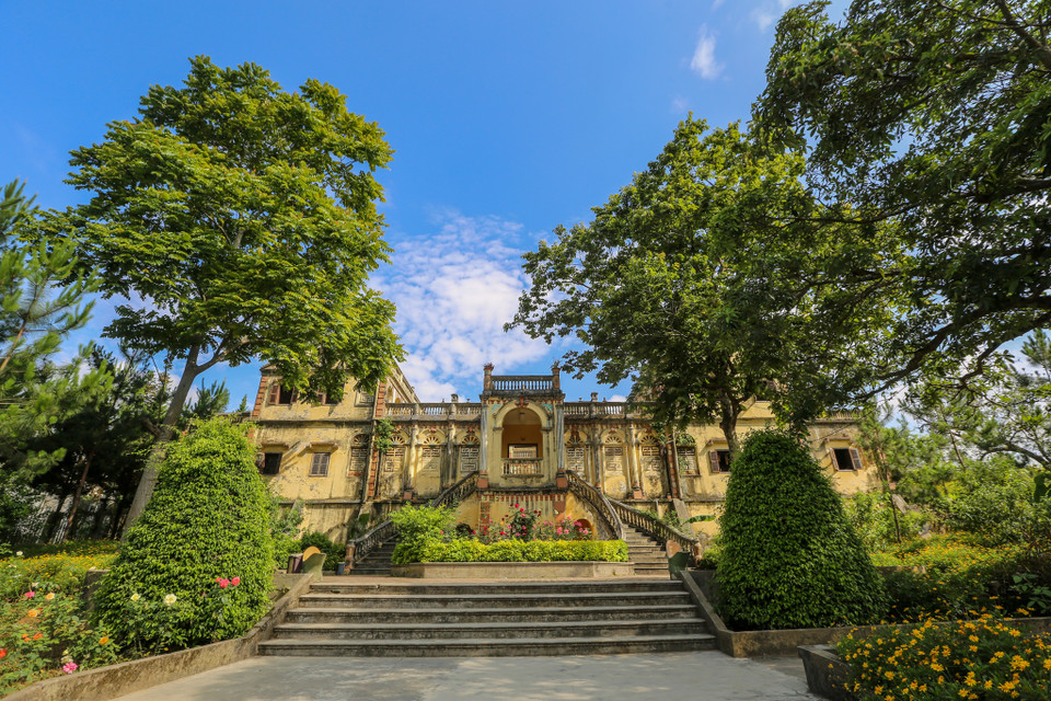 Khu dinh thự được xây dựng trong 7 năm (1914-1921) là một khối kiến trúc bề thế bậc nhất cả vùng. (Ảnh: Minh Sơn/Vietnam+)