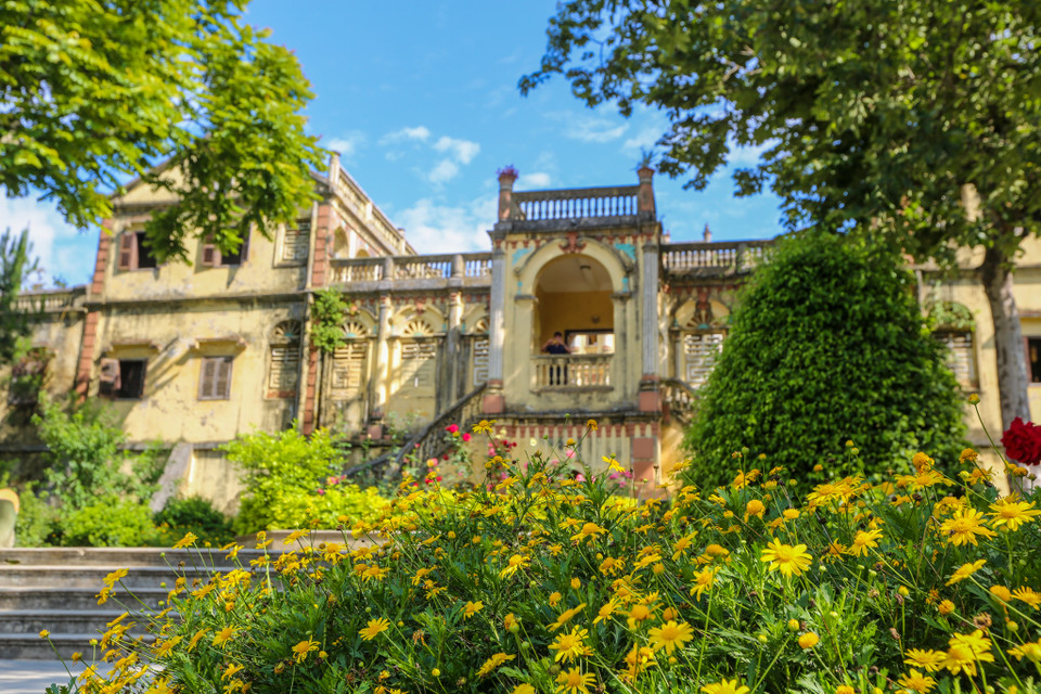 Được biết, cả ngôi nhà có một địa thế vô cùng đặc biệt do chủ nhà đã mời một thầy chuyên về phong thủy người Trung Quốc về xem. (Ảnh: Minh Sơn/Vietnam+)