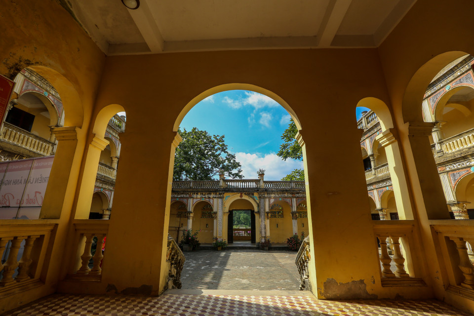 Thổ ty Hoàng Yến Tchao chính là người xây dựng dinh thự này cũng là thân sinh của Hoàng A Tưởng. Trong thời gian làm trưởng bản, được sự hậu thuẫn của thực dân Pháp, cha con Thổ ty Hoàng Yến Tchao đã ra sức bóc lột nhân dân, vơ vét của cải cho bản thân đồng thời khai thác tài nguyên để bán cho thực dân Pháp. (Ảnh: Minh Sơn/Vietnam+)