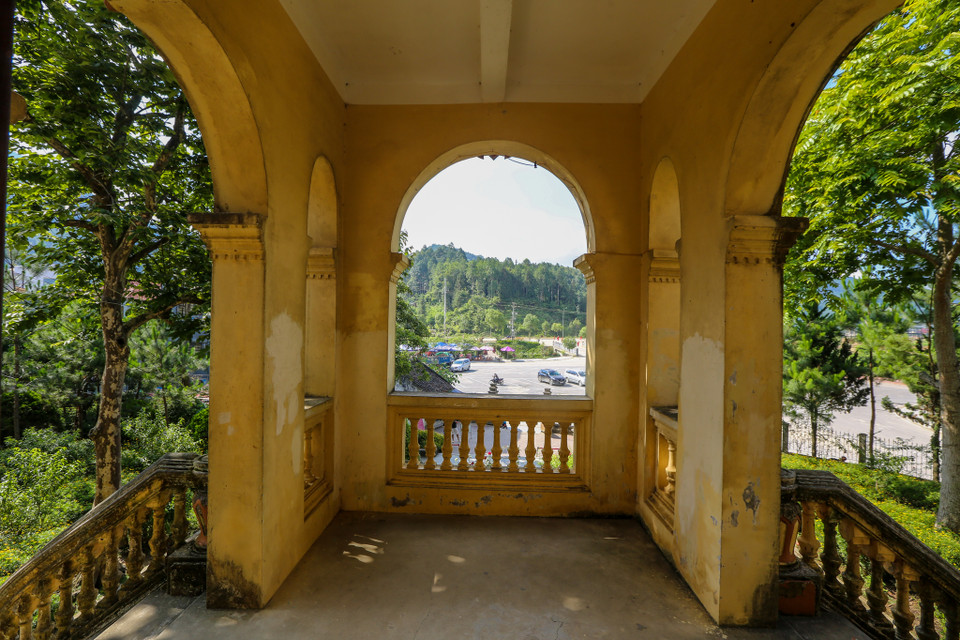 Nơi tọa lạc của ngôi nhà là một quả đồi rộng lớn, hướng chính Đông Nam, ba trên bốn bề là núi, phía trước lại có suối trong mát và núi “mẹ bồng con”. (Ảnh: Minh Sơn/Vietnam+)