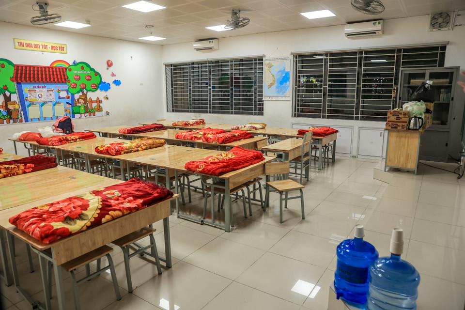 Tại ngôi trường mới được xây này, chính quyền đã chuẩn bị các nhu yếu phẩm thiết yếu như lương thực, nước uống, chăn chiếu cho người dân. (Ảnh: Minh Sơn/Vietnam+)