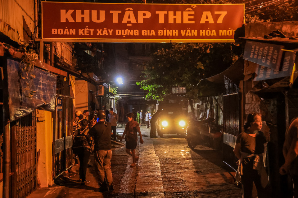 Ngay trong đêm nay 6/9, 160 người dân sống tại chung cư xuống cấp A7 Tân Mai (phường Tân Mai, Quận Hoàng Mai, Hà Nội) đã được chính quyền di dời đến trường tiểu học Tân Mai cách đó 300m để đảm bảo an toàn trước khi 'siêu bão' Yagi đổ bộ. (Ảnh: Minh Sơn/Vietnam+)