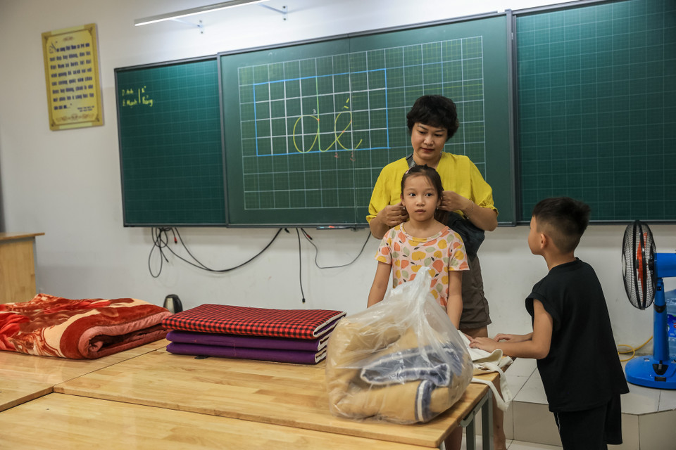 Chủ tịch thành phố nhấn mạnh: "Kiên quyết không để người dân ở lại khu vực nguy hiểm khi bão ảnh hưởng trực tiếp và mưa lũ lớn (trường hợp cần thiết phải chủ động cưỡng chế di dời để bảo đảm an toàn tính mạng cho người dân); đặc biệt lưu tâm đến các trường hợp, khu vực đã xảy sự cố, thiệt hại đáng tiếc về người trước đây liên quan đến tai nạn khi đi qua khu vực bị ngập, đánh bắt cá, vớt củi..." (Ảnh: Minh Sơn/Vietnam+)