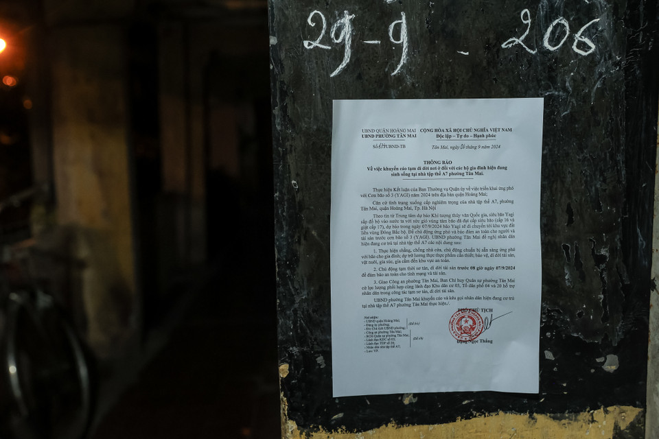 Lãnh đạo phường Tân Mai cho biết, lực lượng chức năng địa phương đang phối hợp, hỗ trợ di dời 47 hộ dân (160 nhân khẩu) đến trường Tiểu học Tân Mai để đảm bảo an toàn khi bão số 3 sắp đổ bộ. (Ảnh: Minh Sơn/Vietnam+)