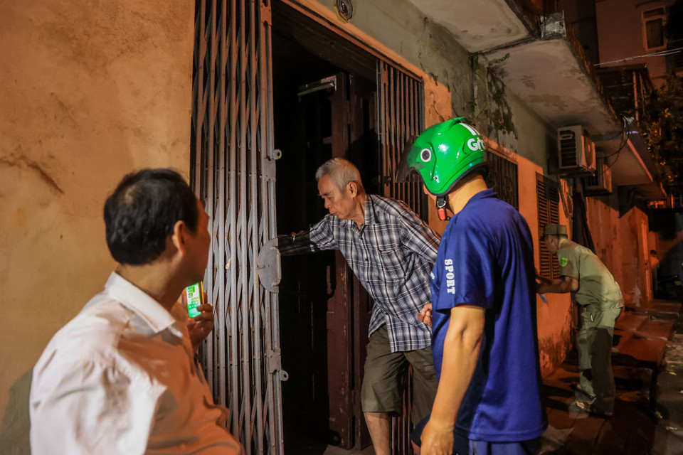 Dưới sự phối hợp của lực lượng chức năng cũng như người dân, chỉ trong khoảng 1 tiếng đồng hồ khu vực chung cư đã sơ tán hết và được tiến hành niêm phong. (Ảnh: Minh Sơn/Vietnam+)