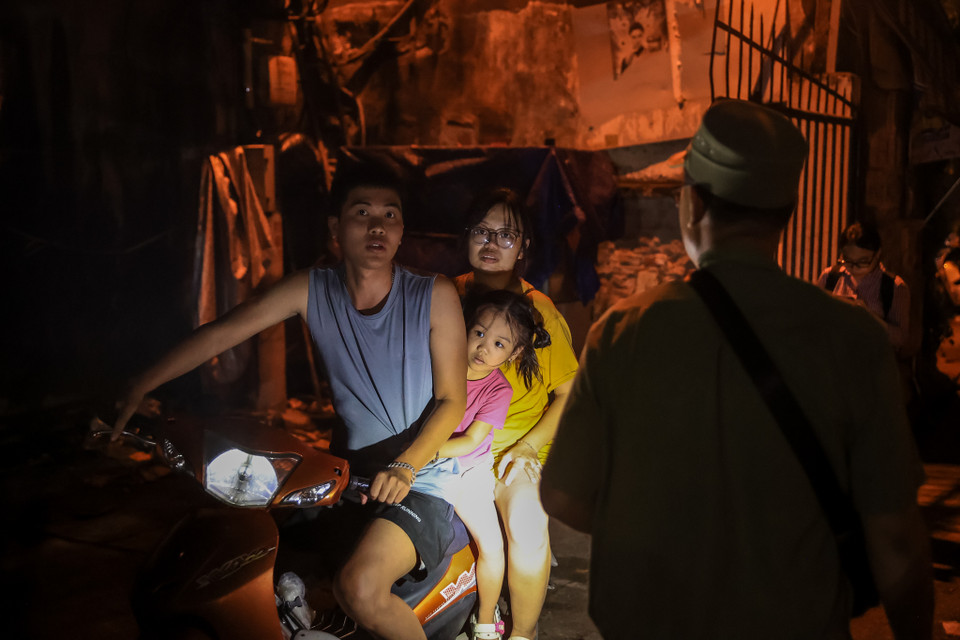 Nhiều gia đình đã khẩn cấp di dời ngay trong đêm. (Ảnh: Minh Sơn/Vietnam+)