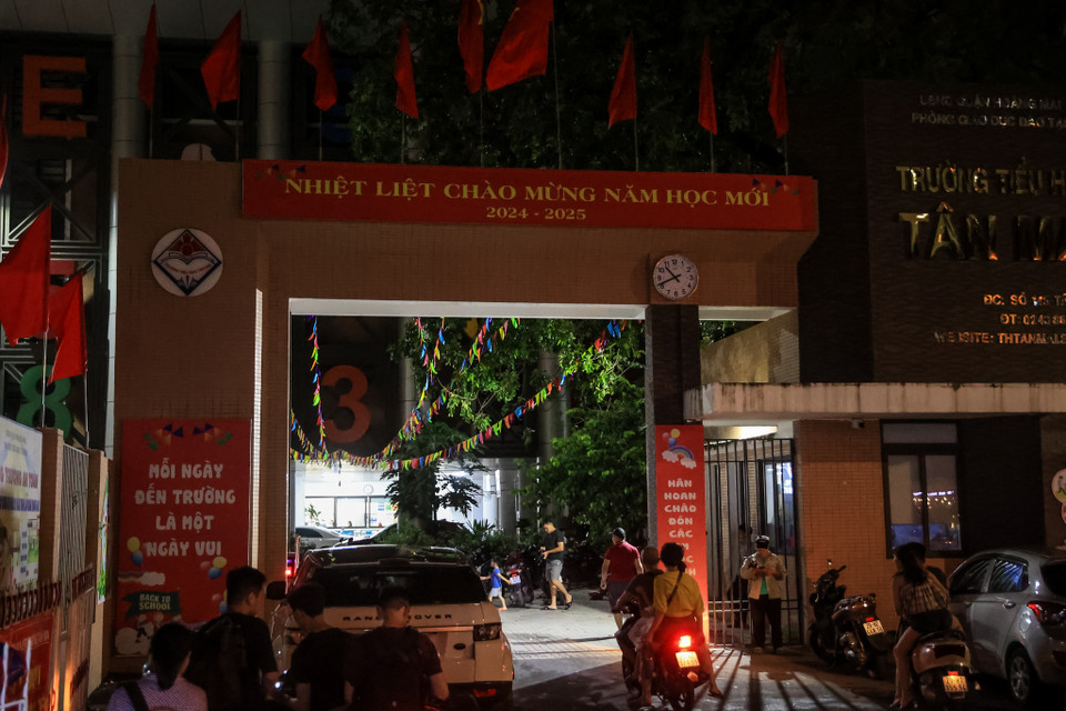 Dự kiến trước 24 giờ hôm nay, toàn bộ các hộ dân tại nhà chung cư A7 đến nơi tránh trú an toàn; chậm nhất là trước 8 giờ ngày 7/9, 100% số hộ tại đây sẽ được di dời tránh bão số 3. (Ảnh: Minh Sơn/Vietnam+)