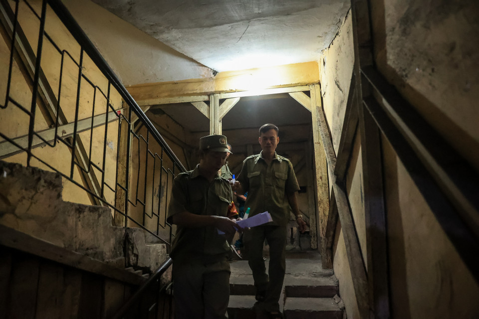 Dọc hành lang, cầu thang đều phải chống các cột sắt để đảm bảo kết cấu toà chung cư cũ. (Ảnh: Minh Sơn/Vietnam+)