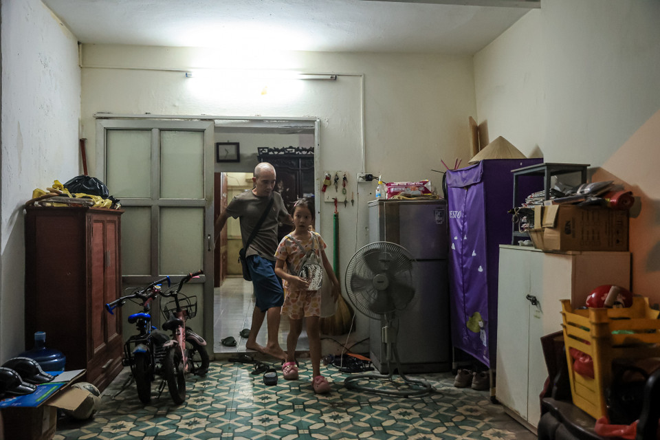 Gia đình anh Nguyễn Hoàng Việt (căn hộ số 102 A7) có 6 người thuộc ba thế hệ cũng đã di chuyển đến trường Tiểu học Tân Mai để tránh trú bão số 3. Anh chia sẻ rất ủng hộ phương án của chính quyền địa phương. (Ảnh: Minh Sơn/Vietnam+)