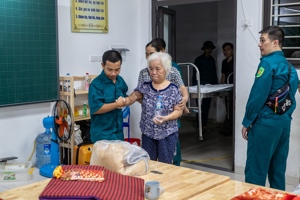 Trước đó, chiều 6/9, Chủ tịch Ủy ban Nhân dân thành phố Hà Nội Trần Sỹ Thanh đã ký ban hành Công điện số 11/CĐ-UBND chỉ đạo các sở, ngành, địa phương tập trung khẩn cấp ứng phó với bão số 3. (Ảnh: Minh Sơn/Vietnam+)