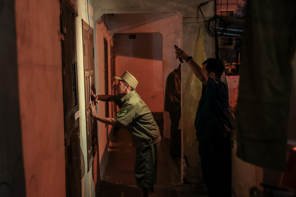 Đến thời điểm 23 giờ, phường đã thực hiện di dời xong 47 hộ dân, còn 1 hộ đang thực hiện việc sắp xếp đồ đạc. (Ảnh: Minh Sơn/Vietnam+)