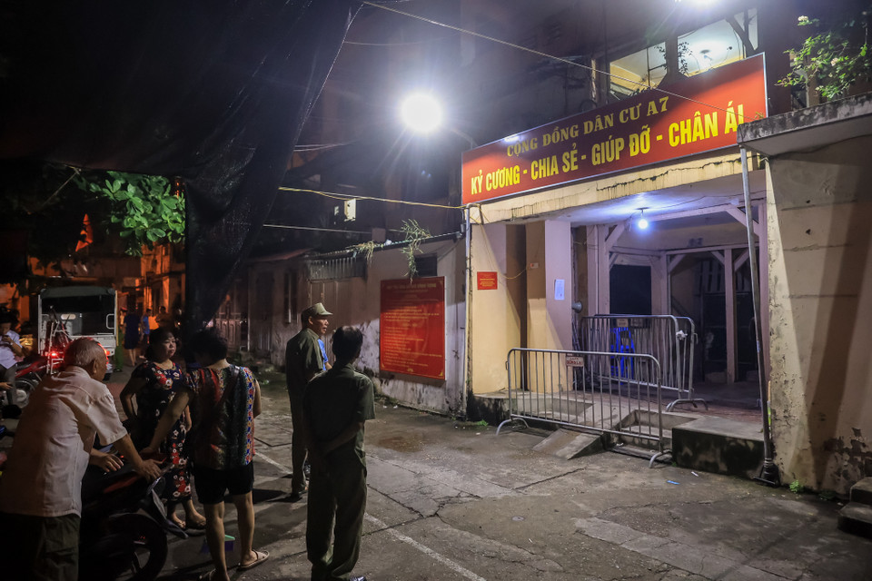 Khu chung cư A7 Tân Mai 5 tầng đã xuống cấp, thuộc nhóm nguy hiểm cấp C. (Ảnh: Minh Sơn/Vietnam+)