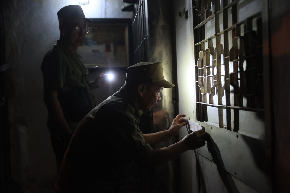 Trên cơ sở tuyên truyền, vận động của cấp ủy, chính quyền địa phương, các hộ gia đình tại chung cư A7 Tân Mai đã di dời để bảo đảm an toàn trước khi bão số 3 đổ bộ trên địa bàn Hà Nội. (Ảnh: Minh Sơn/Vietnam+)