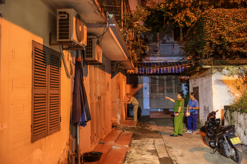 Lực lượng chức năng đi niêm phong lại các căn nhà đảm bảo an toàn tài sản của người dân. (Ảnh: Minh Sơn/Vietnam+)