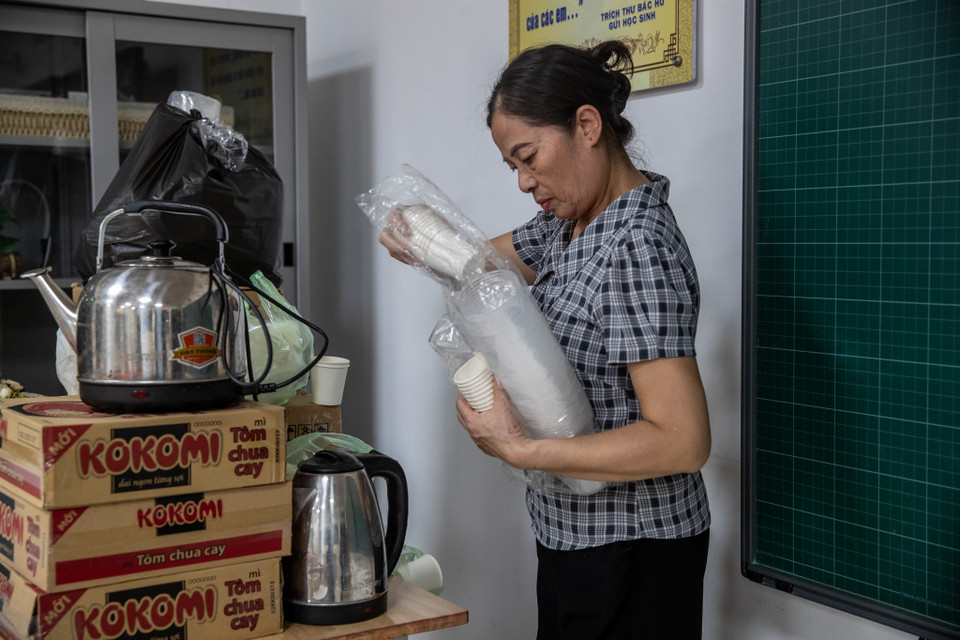 Phường Tân Mai đã bố trí nơi ở tạm cho các hộ dân tại 10 phòng học trường Tiểu học Tân Mai, cùng các nhu yếu phẩm cần thiết phục vụ các gia đình sinh hoạt trong 2 ngày. (Ảnh: Minh Sơn/Vietnam+)