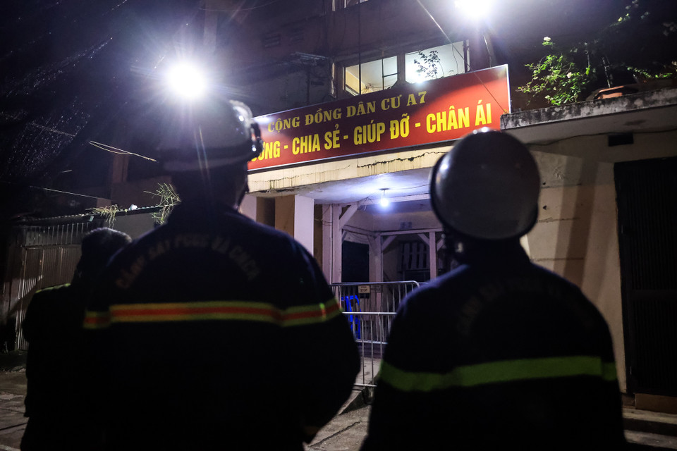 Đây là khu nhà xây dựng đã 40-50 năm, tiềm ẩn nhiều nguy cơ về an toàn khi mưa bão đổ bộ. (Ảnh: Minh Sơn/Vietnam+)