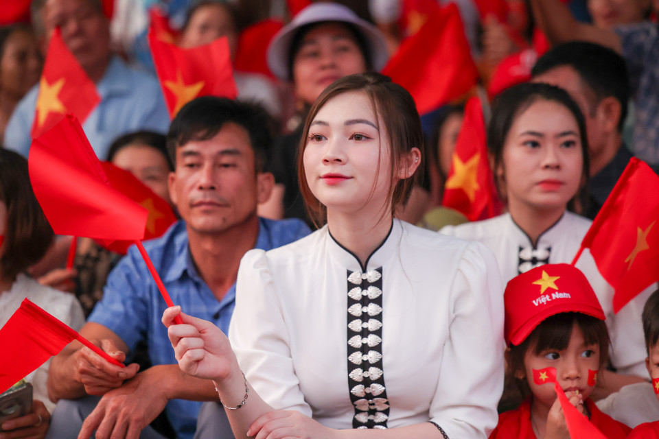 Bạn Trần Mai Chi (22 tuổi, Thanh Hoá) đã một mình đi lên Điện Biên để đón chờ sự kiện. Chi cho hay đã sắm một bộ quần áo dân tộc Thái để tham dự sự kiện. (Ảnh: Minh Sơn/Vietnam+)