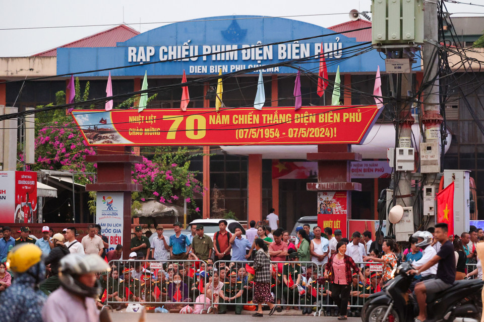 Chương trình Lễ diễu binh, diễu hành bắt đầu bằng 21 loạt pháo trên nền Quốc thiều nước Cộng hòa xã hội Chủ nghĩa Việt Nam. (Ảnh: Minh Sơn/Vietnam+)