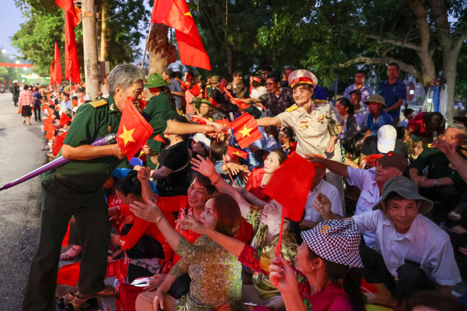 Ông Lê Trung Triều (Thường Tín, Hà Nội) cũng có mặt tại khu vực sự kiện từ 3 giờ sáng. Ông Triều đã chuẩn bị hơn 100 lá cờ Tổ quốc để phát miễn phí cho người dân tham dự sự kiện. (Ảnh: Minh Sơn/Vietnam+)