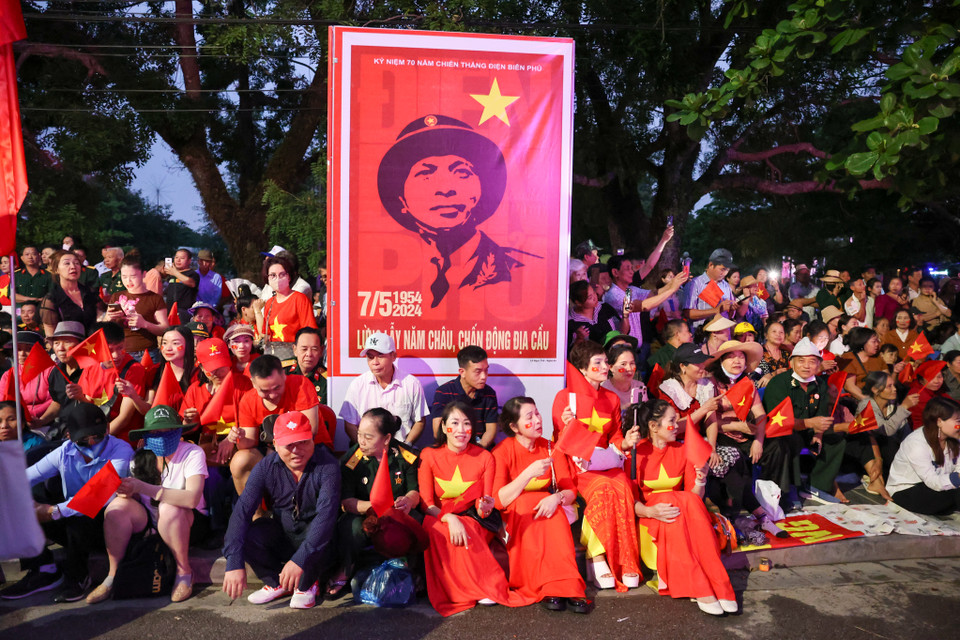 Hàng chục ngàn người dân từ khắp nơi trên đất nước đã đổ về đây chờ đón sự kiện trang trọng và ý nghĩa nhất trong năm của tỉnh Điện Biên. (Ảnh: Minh Sơn/Vietnam+)