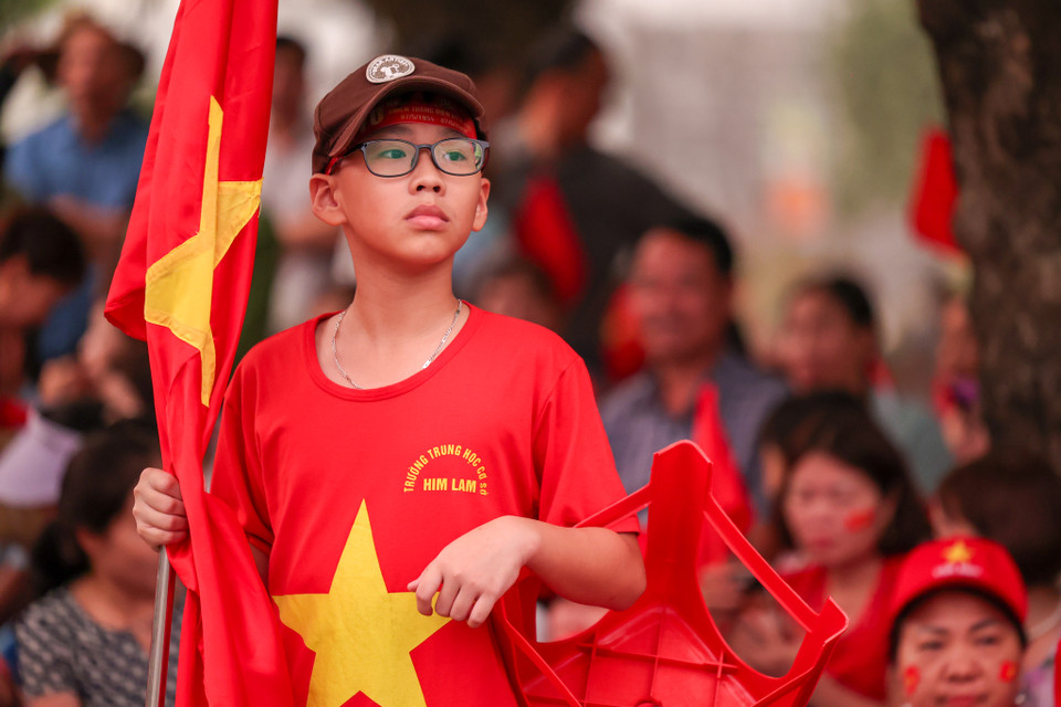 Tiếp đó là phần trình diễn của Khối diễu binh (04 khối Nghi trượng, 24 khối quân đội, dân quân tự vệ, công an) và khối diễu hành (09 khối Cựu chiến binh, thanh niên xung phong, dân công hỏa tuyến, công nhân, nông dân, tri thức, thanh niên, phụ nữ, khối các dân tộc Tây Bắc) và cuối cùng phần trình diễn của Khối Nghệ thuật. (Ảnh: Minh Sơn/Vietnam+)