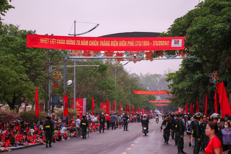 Lễ diễu binh, diễu hành kỷ niệm trọng thể 70 năm Chiến thắng lịch sử Điện Biên Phủ "lừng lẫy năm châu, chấn động địa cầu" sẽ diễn ra vào 7h45 sáng ngày 07/5/2024 tại thành phố Điện Biên Phủ, tỉnh Điện Biên. (Ảnh: Minh Sơn/Vietnam+)