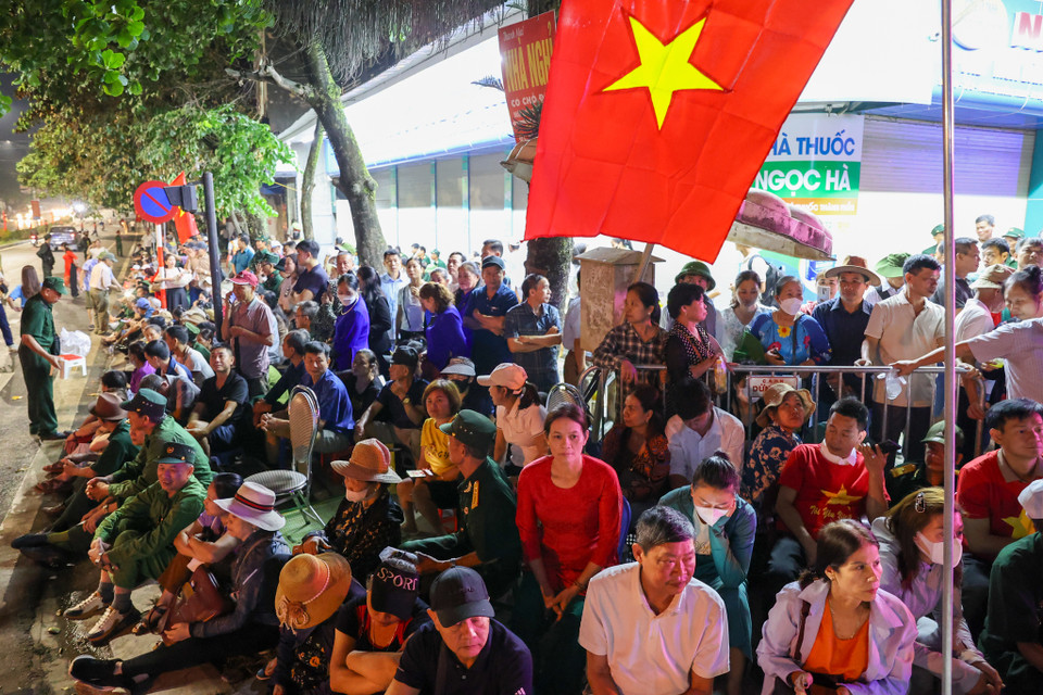 Ngay từ rạng sáng 7/5, rất đông người dân đã xếp hàng đứng chờ trên các tuyến phố mà đoàn diễu binh đi qua. (Ảnh: Minh Sơn/Vietnam+)