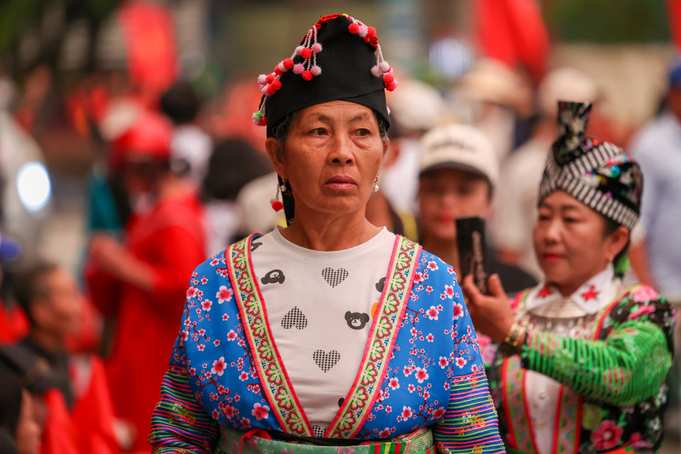 Sau đó là phần trình diễn của 09 máy bay trực thăng mang cờ Đảng, cờ Tổ quốc bay qua Lễ đài. (Ảnh: Minh Sơn/Vietnam+)